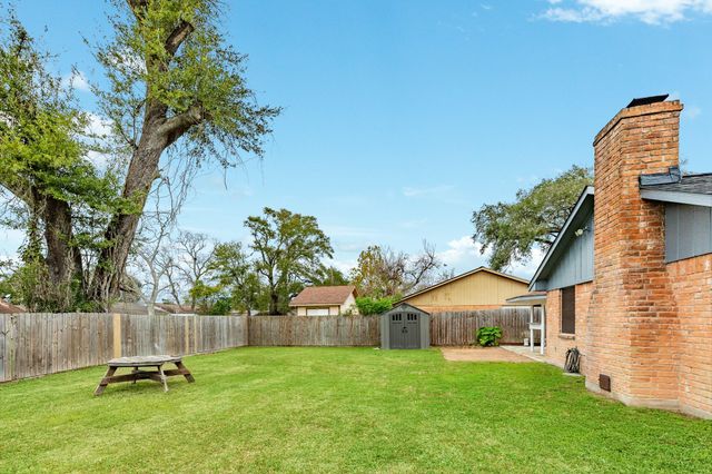 112 Pine St, Lake Jackson, TX 77566