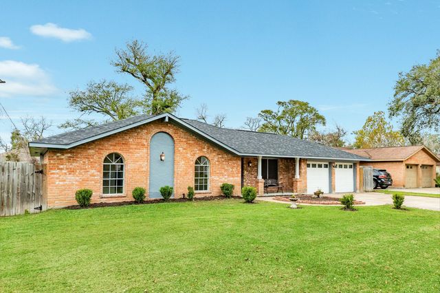 112 Pine St, Lake Jackson, TX 77566