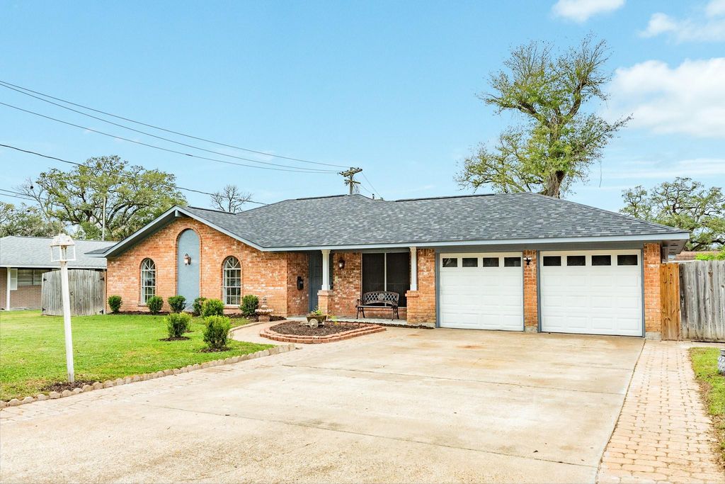 112 Pine St, Lake Jackson, TX 77566