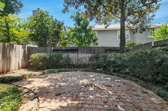 218 Blushwood Place, The Woodlands, TX 77382