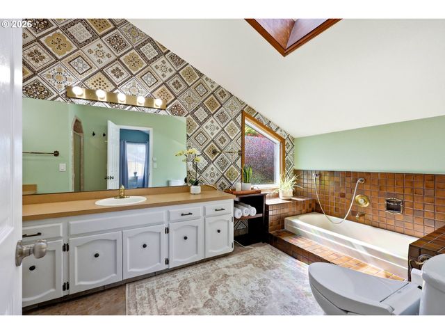 15598 Nw OVERTON Dr, Beaverton, OR 97006