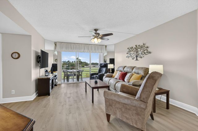 3871 Via Poinciana 407, Lake Worth, FL 33467