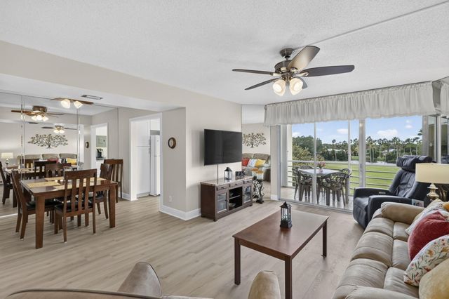 3871 Via Poinciana 407, Lake Worth, FL 33467