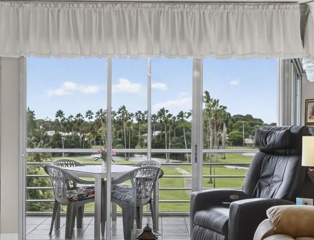 3871 Via Poinciana 407, Lake Worth, FL 33467