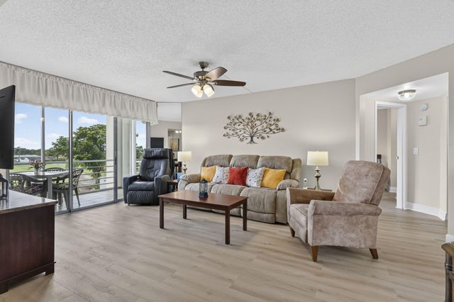 3871 Via Poinciana 407, Lake Worth, FL 33467