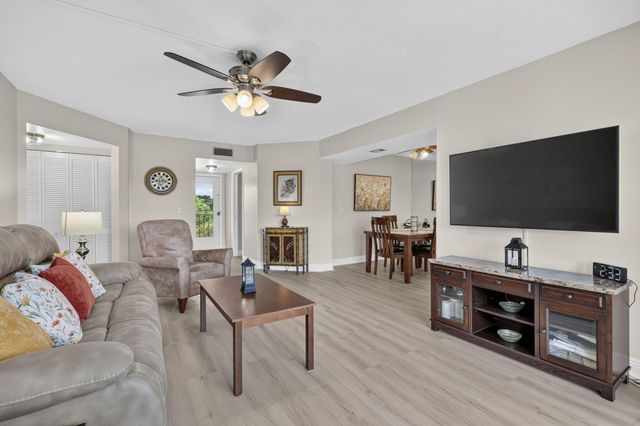 3871 Via Poinciana 407, Lake Worth, FL 33467