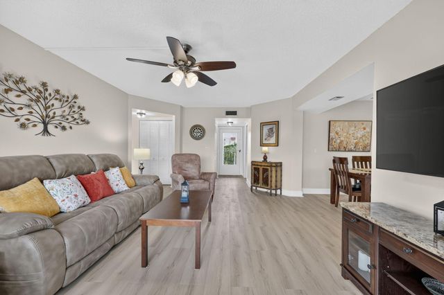 3871 Via Poinciana 407, Lake Worth, FL 33467