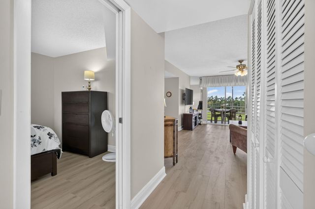 3871 Via Poinciana 407, Lake Worth, FL 33467