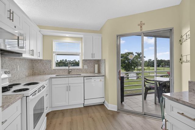 3871 Via Poinciana 407, Lake Worth, FL 33467