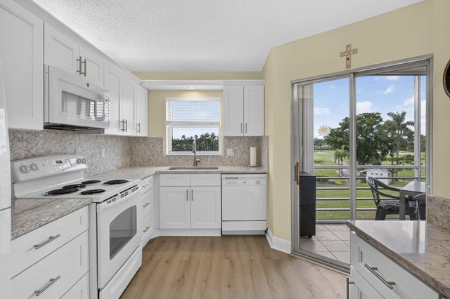 3871 Via Poinciana 407, Lake Worth, FL 33467