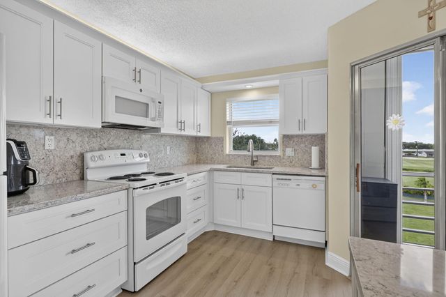 3871 Via Poinciana 407, Lake Worth, FL 33467