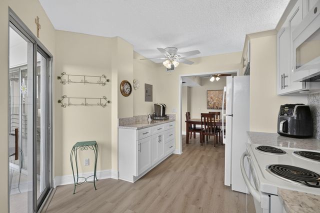 3871 Via Poinciana 407, Lake Worth, FL 33467