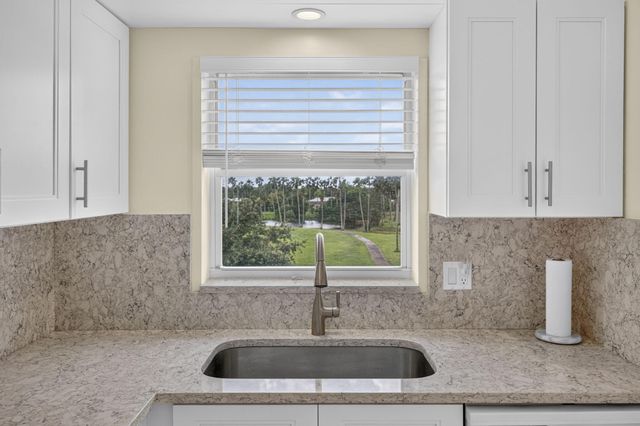 3871 Via Poinciana 407, Lake Worth, FL 33467