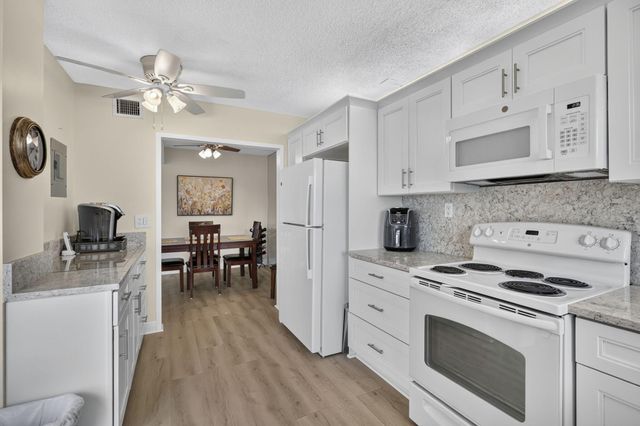 3871 Via Poinciana 407, Lake Worth, FL 33467