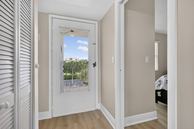 3871 Via Poinciana 407, Lake Worth, FL 33467