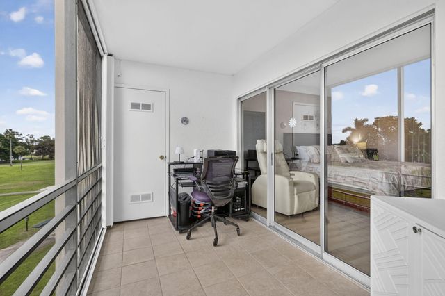 3871 Via Poinciana 407, Lake Worth, FL 33467