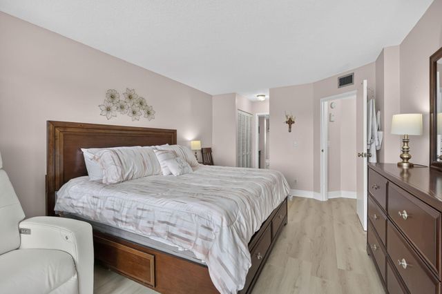 3871 Via Poinciana 407, Lake Worth, FL 33467