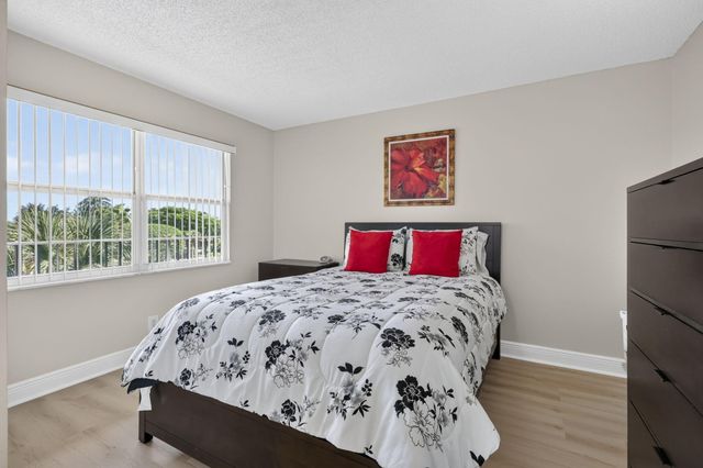 3871 Via Poinciana 407, Lake Worth, FL 33467