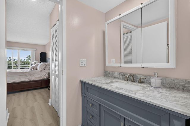3871 Via Poinciana 407, Lake Worth, FL 33467