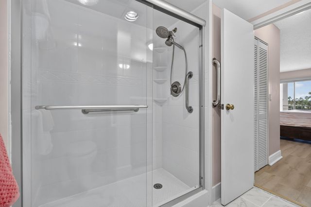 3871 Via Poinciana 407, Lake Worth, FL 33467