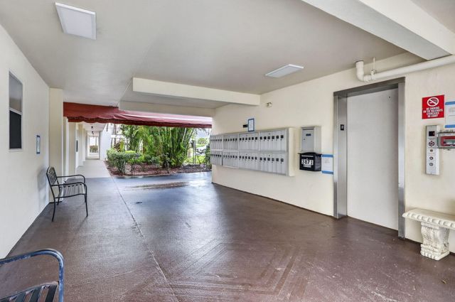 3871 Via Poinciana 407, Lake Worth, FL 33467