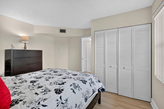 3871 Via Poinciana 407, Lake Worth, FL 33467