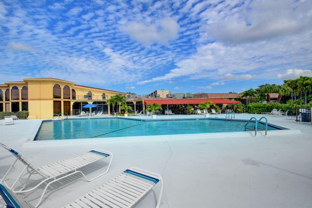 3871 Via Poinciana 407, Lake Worth, FL 33467