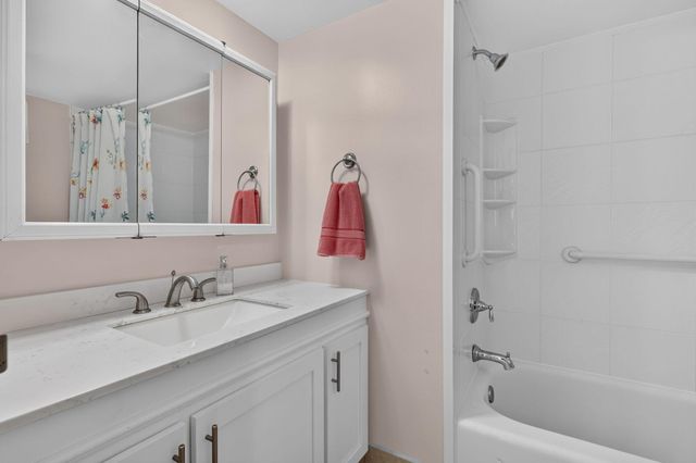 3871 Via Poinciana 407, Lake Worth, FL 33467