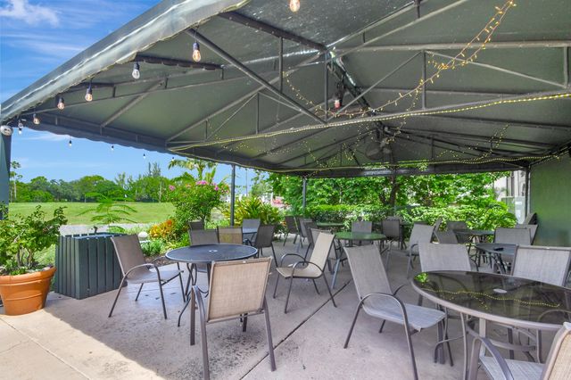 3871 Via Poinciana 407, Lake Worth, FL 33467