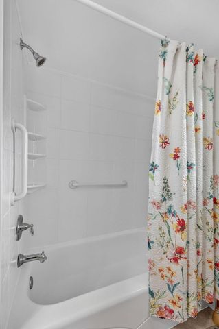 3871 Via Poinciana 407, Lake Worth, FL 33467