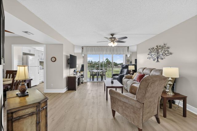 3871 Via Poinciana 407, Lake Worth, FL 33467