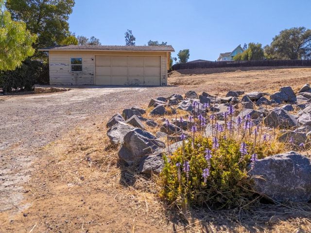 2260 Buena Creek Road, Vista, CA 92084