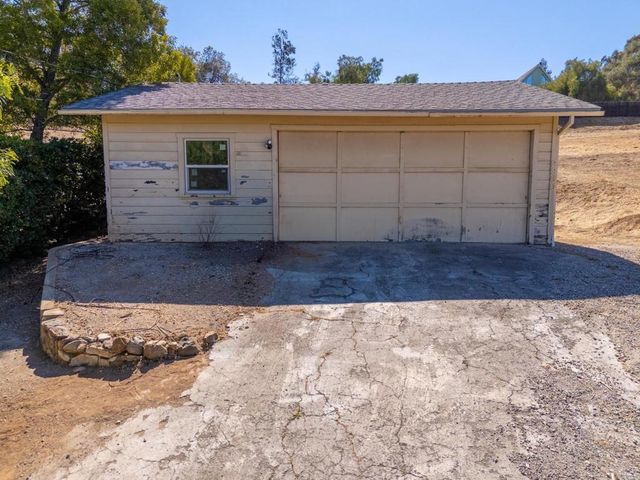 2260 Buena Creek Road, Vista, CA 92084