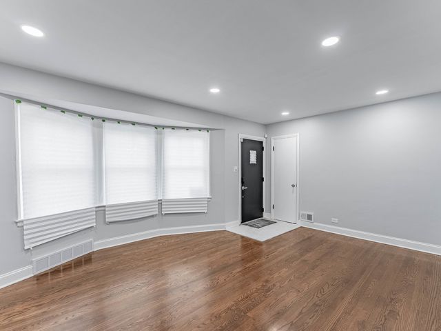 8252 S Calumet Avenue, Chicago, IL 60619