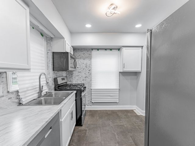 8252 S Calumet Avenue, Chicago, IL 60619