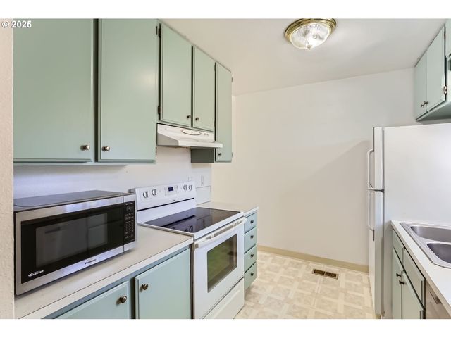 17822 Nw LAKEWAY Ct, Beaverton, OR 97006