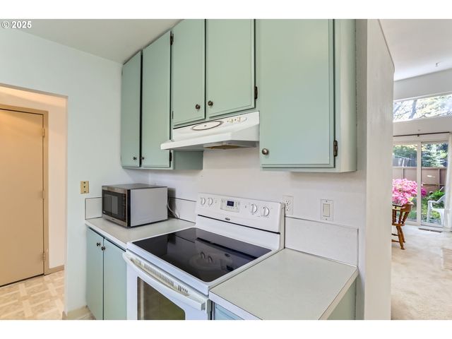 17822 Nw LAKEWAY Ct, Beaverton, OR 97006