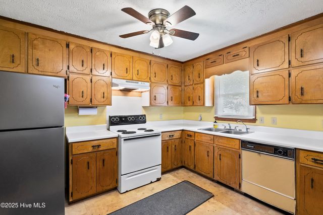 103 Top Tobacco Road, Lake Waccamaw, NC 28450