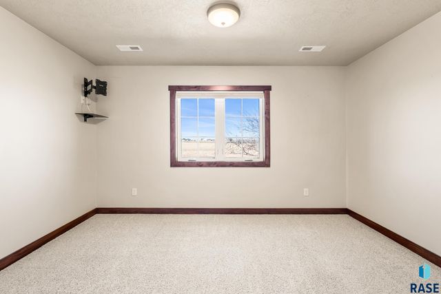 1217 N Lalley Ln Lane, Sioux Falls, SD 57107