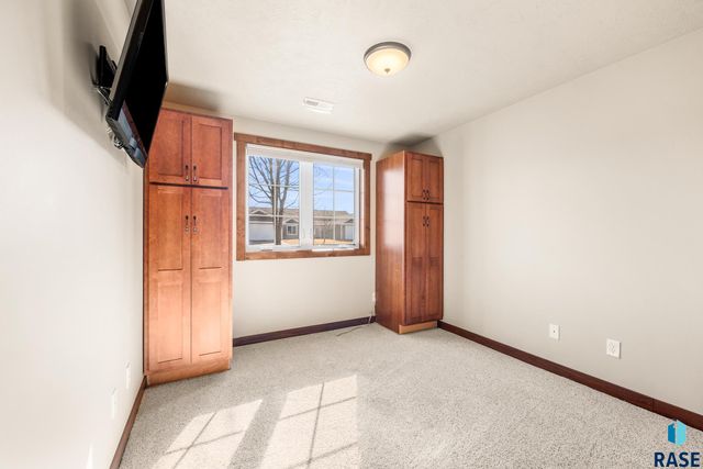 1217 N Lalley Ln Lane, Sioux Falls, SD 57107