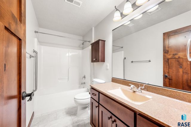 1217 N Lalley Ln Lane, Sioux Falls, SD 57107