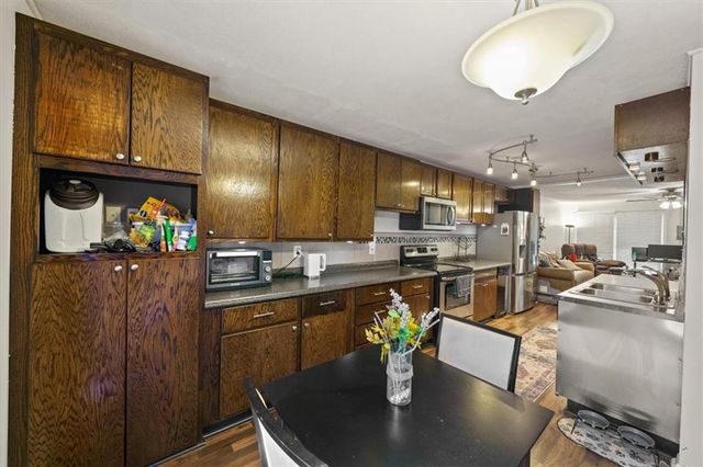 6521 W 49th Street, Mission, KS 66202