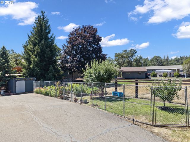 375 ACORN Dr, Roseburg, OR 97470