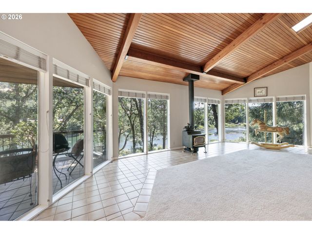 375 ACORN Dr, Roseburg, OR 97470