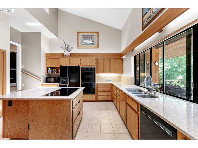 375 ACORN Dr, Roseburg, OR 97470