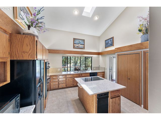 375 ACORN Dr, Roseburg, OR 97470