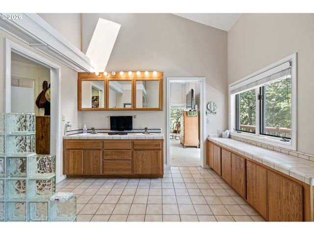 375 ACORN Dr, Roseburg, OR 97470