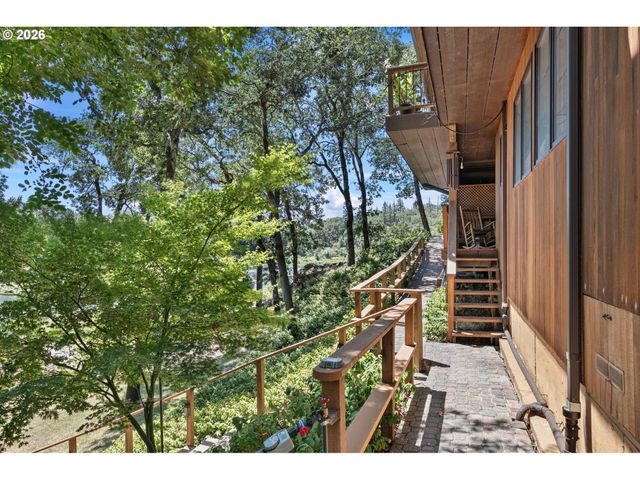 375 ACORN Dr, Roseburg, OR 97470