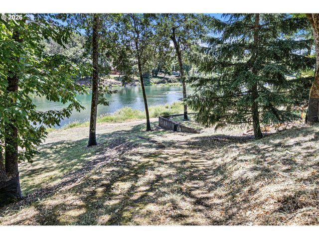 375 ACORN Dr, Roseburg, OR 97470