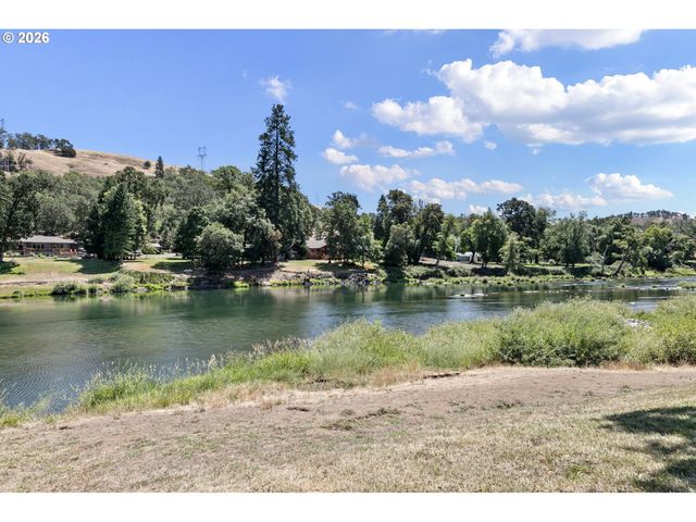 375 ACORN Dr, Roseburg, OR 97470